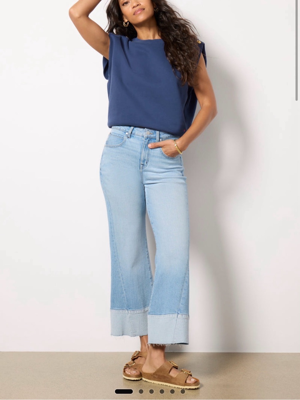 Like new worn once Evereve jeans with contrast seam and hem